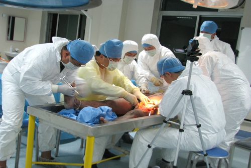 積水潭醫(yī)院利用(yong)我(wo)院先(xian)進(jin)的(de)解剖教研平檯(tai)進(jin)行各部(bu)位創傷手術(shù)模拟演練.jpg